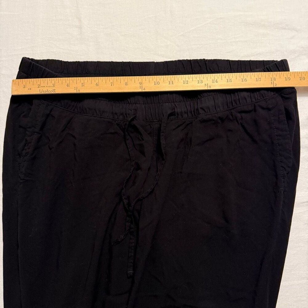 Lot of 2 Maternity Bottoms Size XL: denim shorts and black capris - Picture 15 of 15